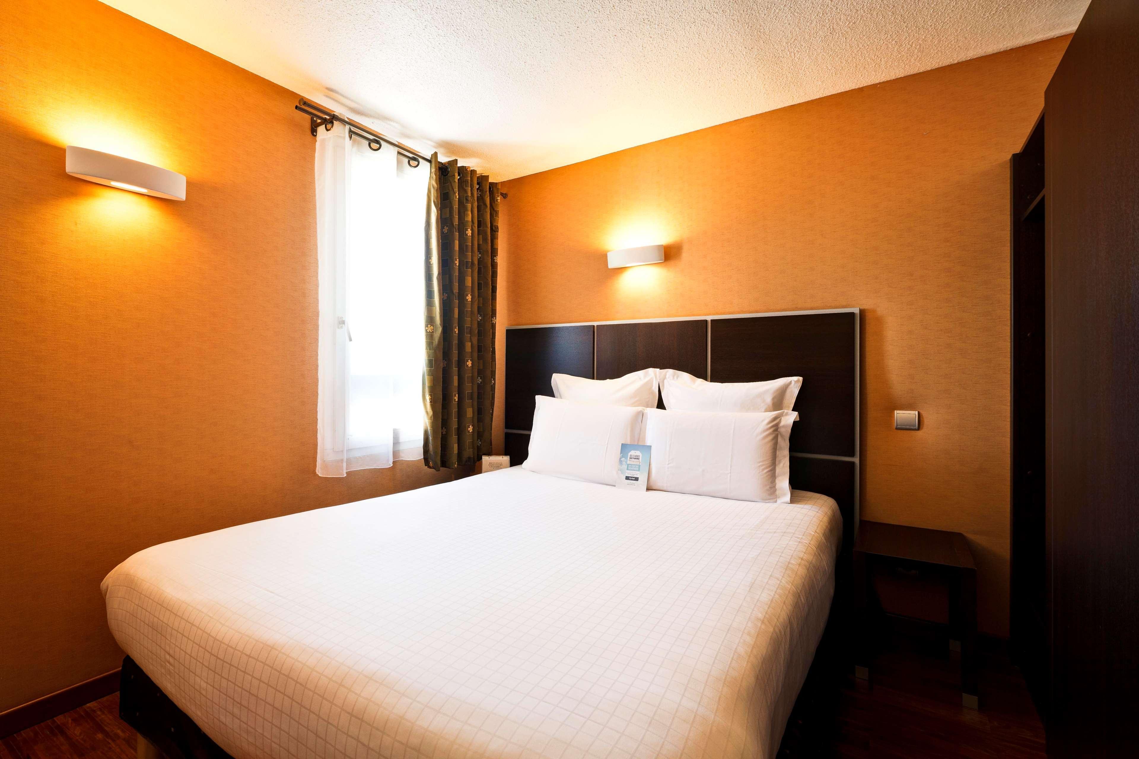 Kyriad Lyon Sud - Saint Genis Laval Exteriör bild
