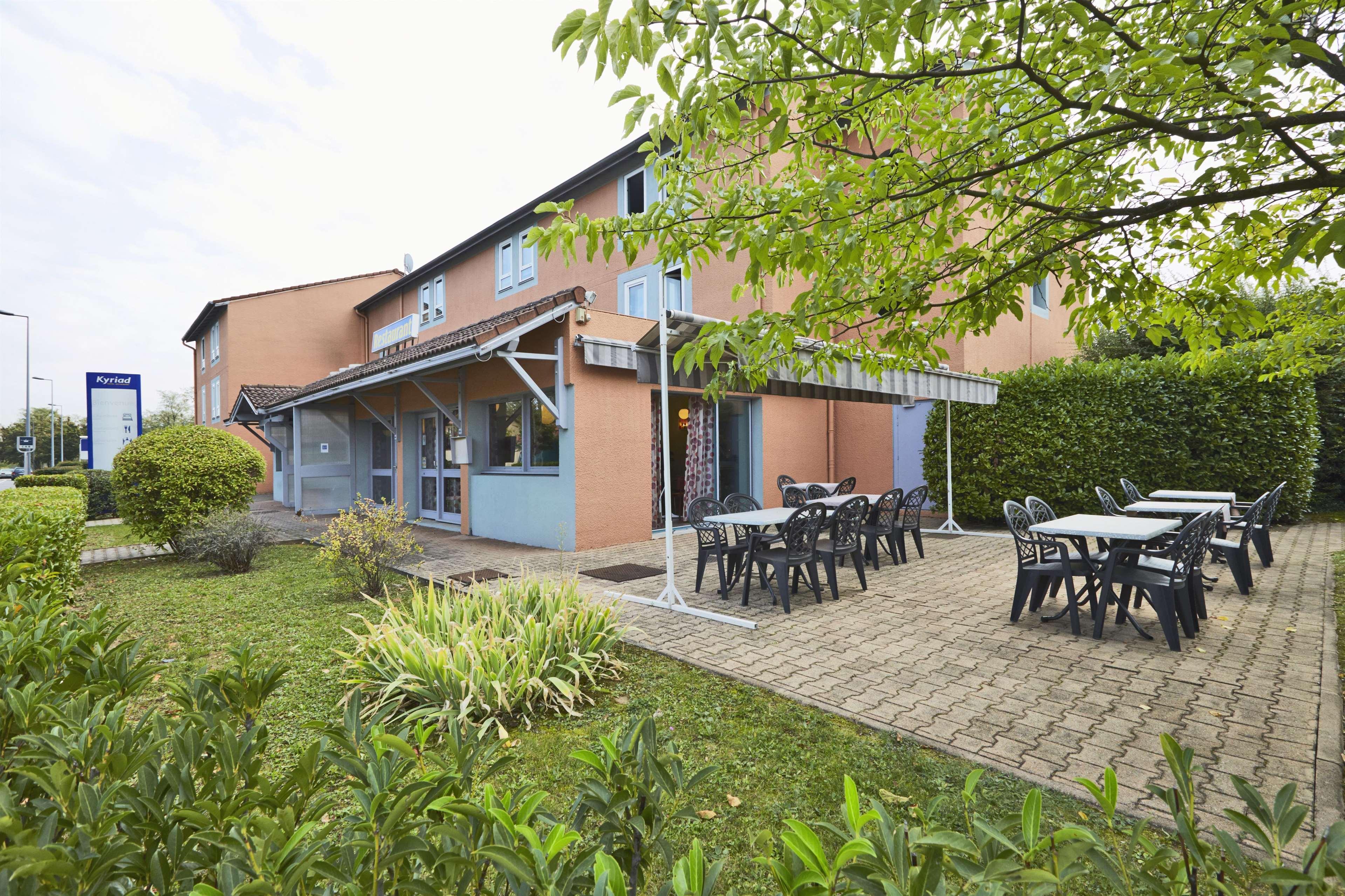 Kyriad Lyon Sud - Saint Genis Laval Exteriör bild